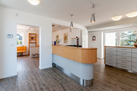 Eingang mit Blick ins Wartezimmer